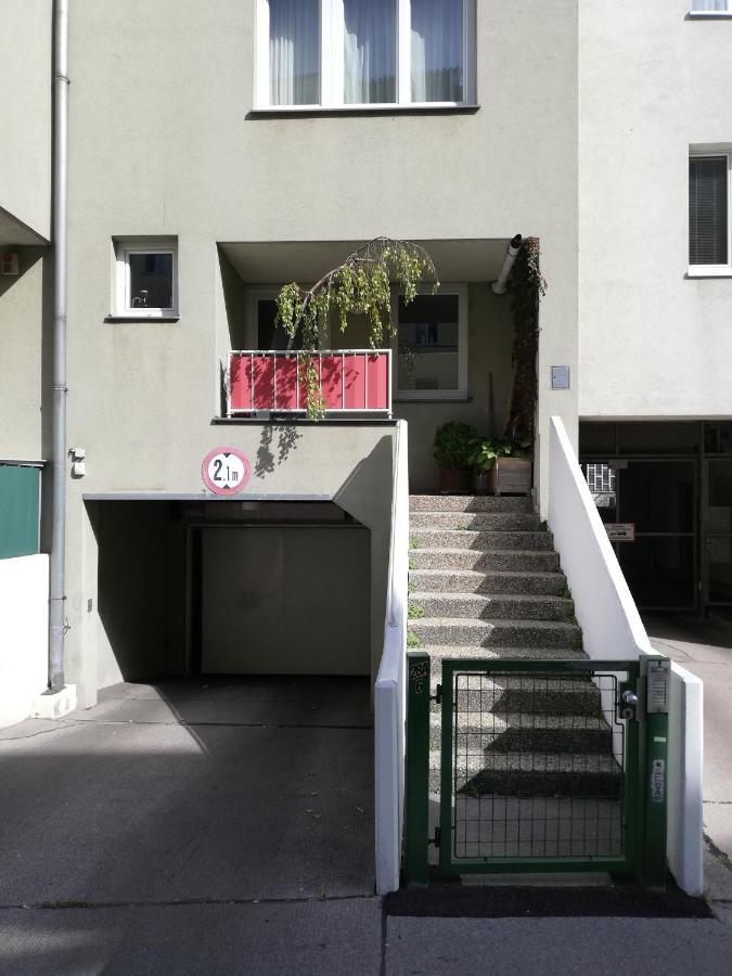 Room In Maisonette With Garden, Parking Place Вена Экстерьер фото